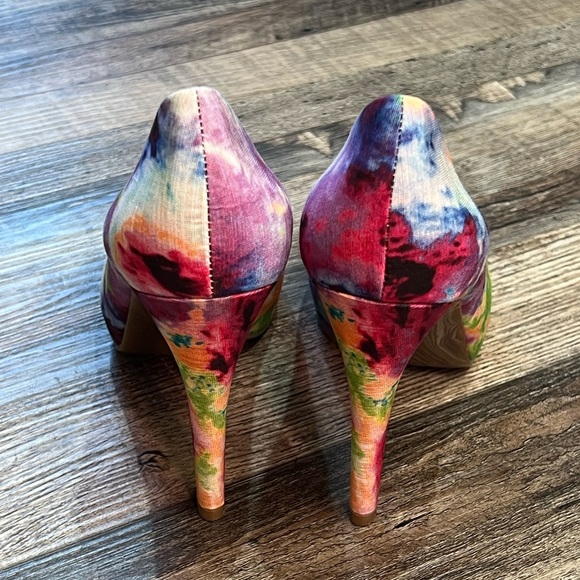 Guess Multi Color Screen Print Floral Peep Toe Pump /Size 7/ Item# 1-24954 - Picture 4 of 6